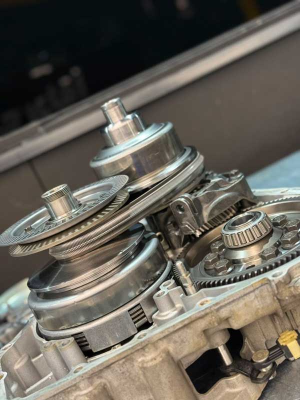 تصویر پولی و تسمه در یک گیربکس cvt